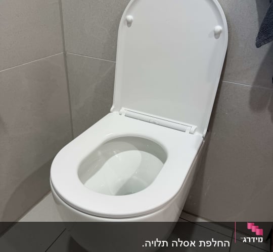 אסלה לבנה בחדר אמבטיה מודרני
